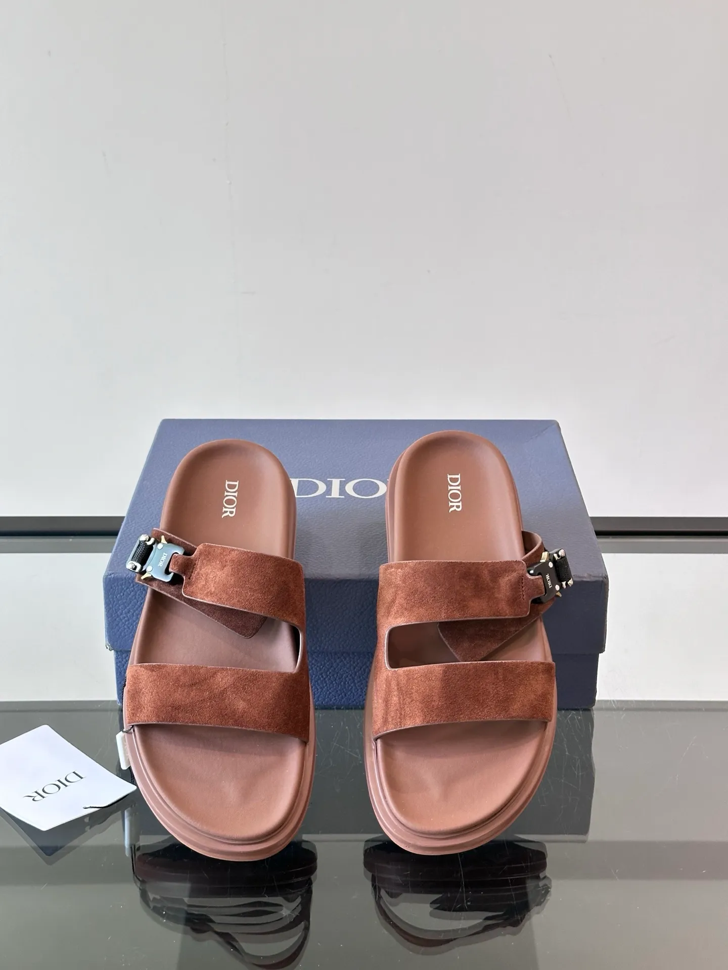 Factory price: 300💰Dior Aqua men's sandals and slippers. Showcasing Dior haute couture design. The Dior gray suede strap is accented with an aluminum Dior buckle for added style. Paired with a comfortable tonal notch sole, they pair easily with shorts or jeans for a sophisticated look. Main body: suede cow leather, technical fabric lining: cow leather, with adjustable straps, aluminum Dior buckle, Dior gray EVA insole, tonal notch rubber outsole splicing structure👌👌 size: 38-44 (45.46 customized)